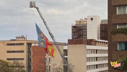Bomberos Valencia despliegan una señera frente al Hospital Clínico