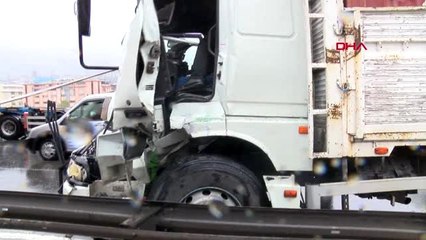 BEYLİKDÜZÜ'NDE KAMYON İÇİNDE SIKIŞAN SÜRÜCÜYÜ İTFAİYE KURTARDI