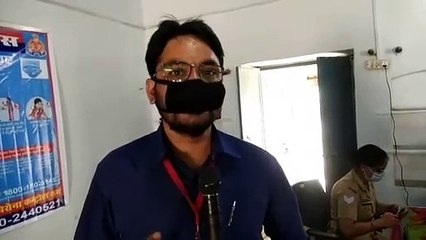 WHO की गाइडलाइंस पर पुलिस कर्मी तैयार कर रहे मास्क