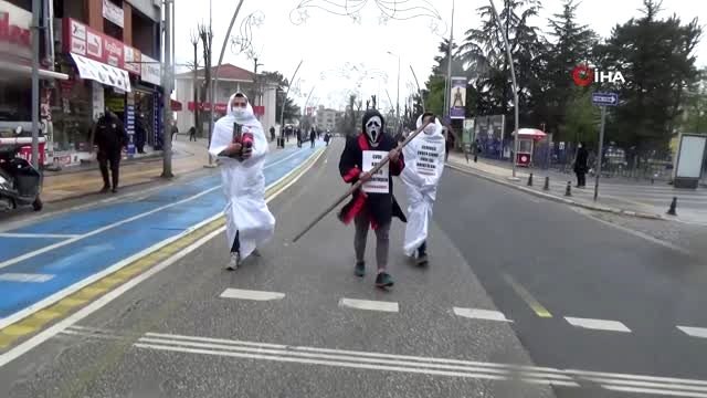 Sokağa çıkma yasağında yaşananları kostüm giyerek anlattılar