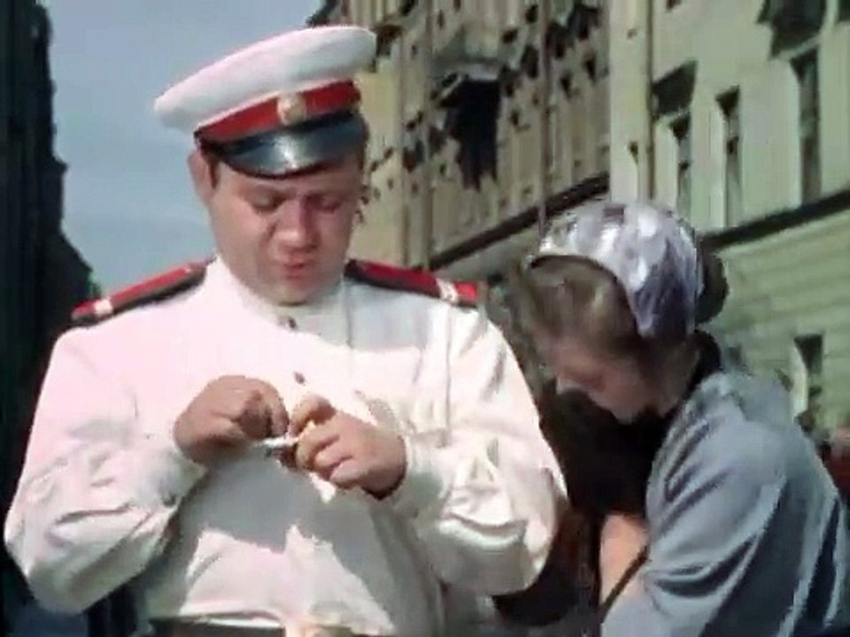 Старушка не спеша, дорожку перешла. Дворовый шлягер или коронавирус без индивидуальной защиты.
