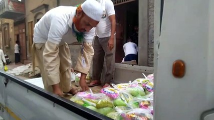 कैराना: लाॅकडाउन में सपा विधायक व अंजुमन खिदमत ए खल्क कर रहे गरीबों की मदद