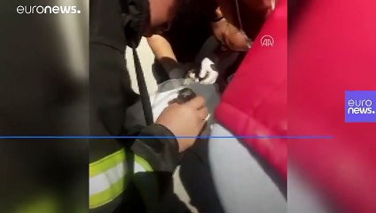 Muğla'da itfaiye erleri yangından etkilenen yavru kedileri suni teneffüsle kurtardı