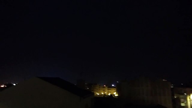 Vídeo mostra o raio que atingiu prédio e deixou família desalojada nas Caldas da Rainha