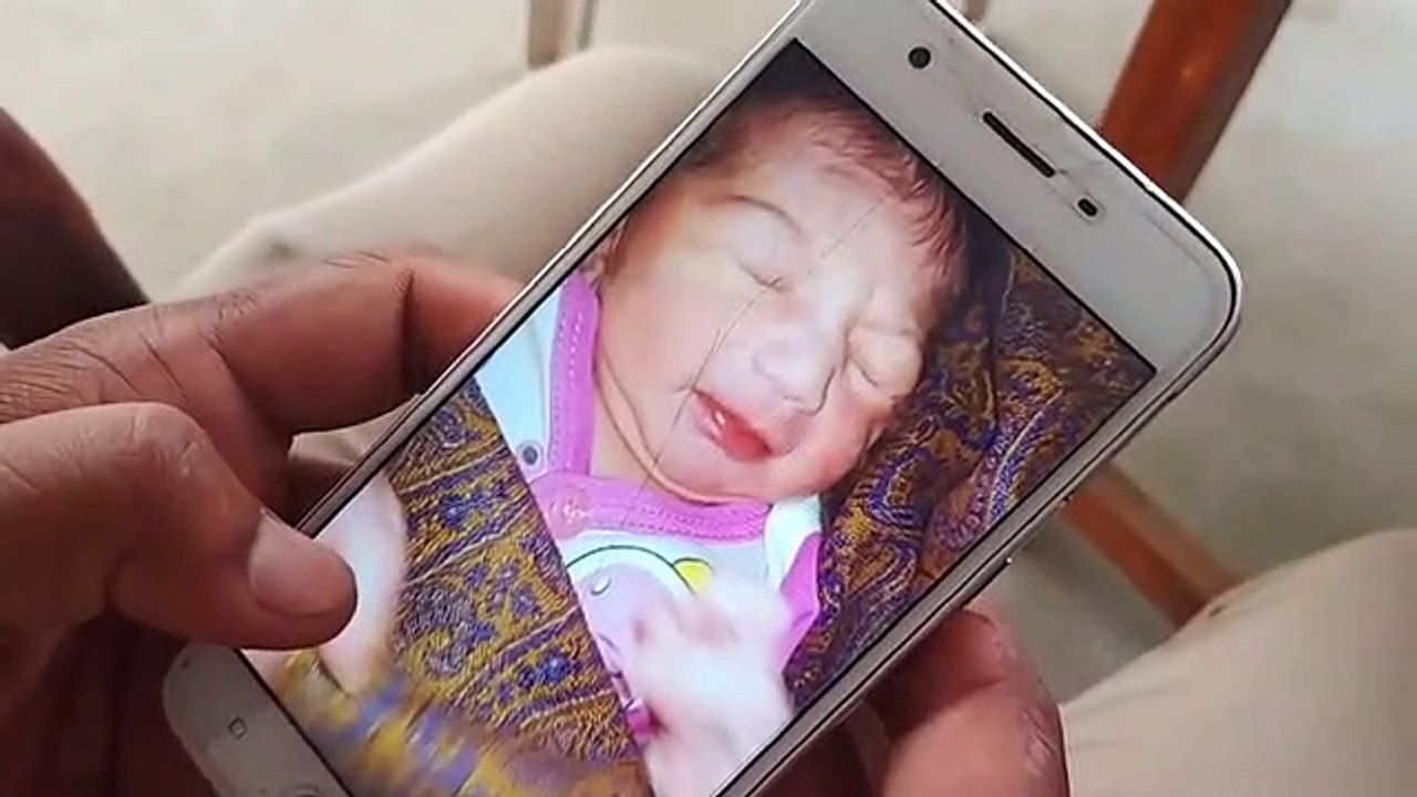 इटावा: अपनी बेटी की फोटो देख कर दिल बहला रहा पुलिसकर्मी