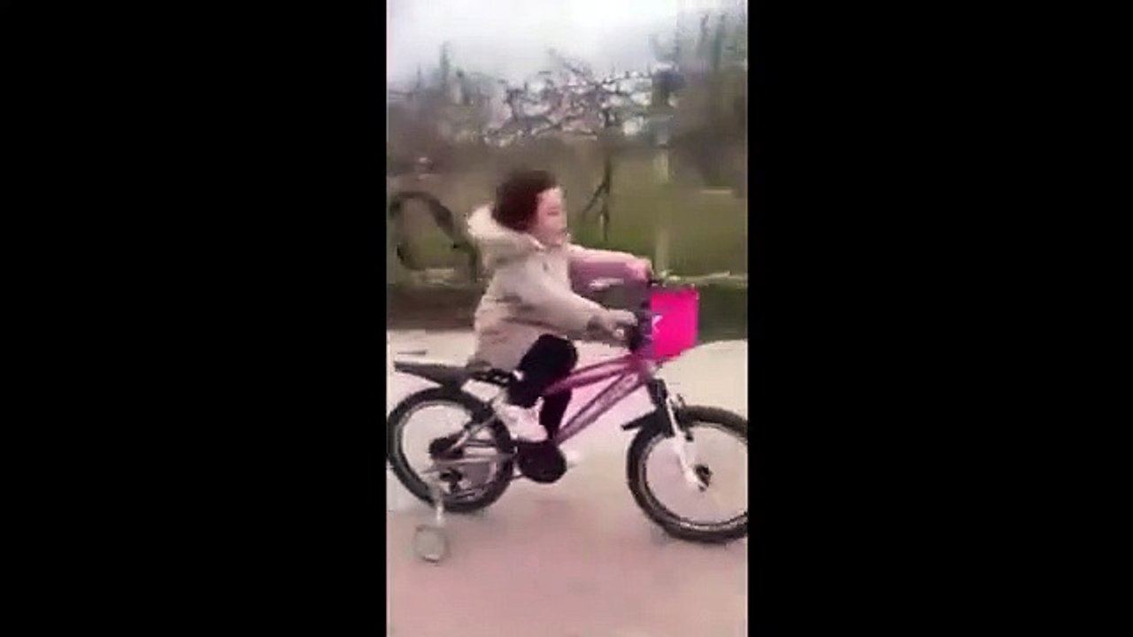 Mãe faz surpresa à filha após um mês isolada, menina não conteve a emoção