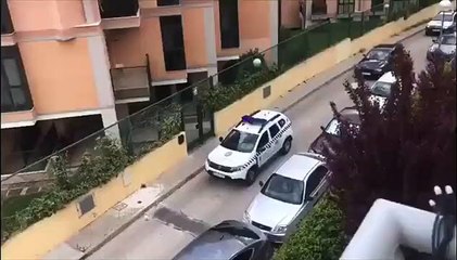 Moradores de um bairro fazem receção efusiva a bebé nascido em plena pandemia