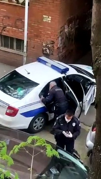 Policajac šamara muškarca