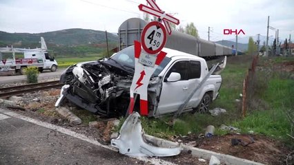 Adıyaman'da yük treni kamyonetle çarpıştı 5 yaralı
