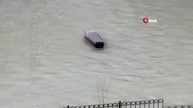 Nehirde koronalı tabut paniği...Çoruh Nehri'nde ilginç görüntü, yüzen tabutlar