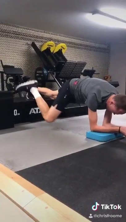 Chris Froome en plein renforcement musculaire chez lui