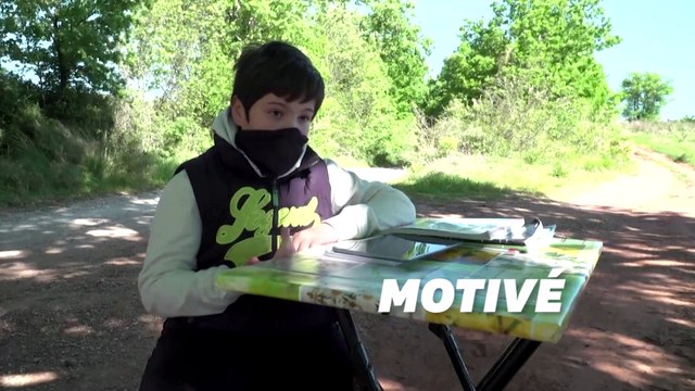 Avec le confinement et sans connexion internet, ce jeune Italien suit ses cours dans la nature