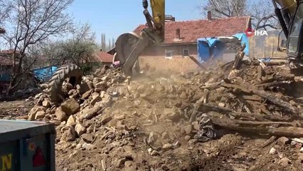 Elektrik kablosundan çıkan yangın 2 çocuklu aileyi evsiz bıraktı, 82 hayvan telef oldu