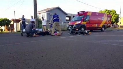 Video herunterladen: Ciclista fica ferida após se envolver em colisão com carro na marginal da PRc-467