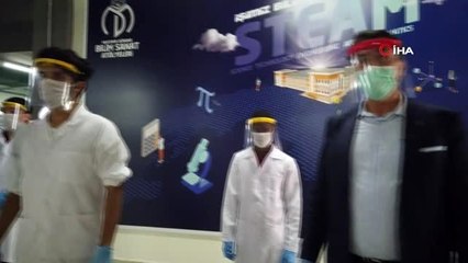 Yabancı öğrenciler Türkiye için maske ve solunum aparatı üretiyor