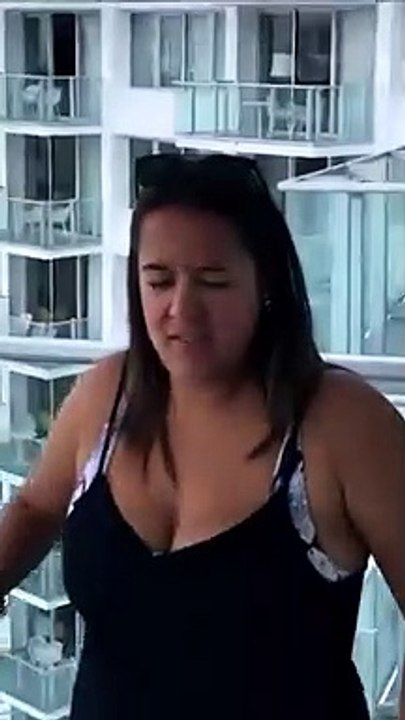 Il demande à sa femme de sourire... enfin, pas vraiment à sa femme
