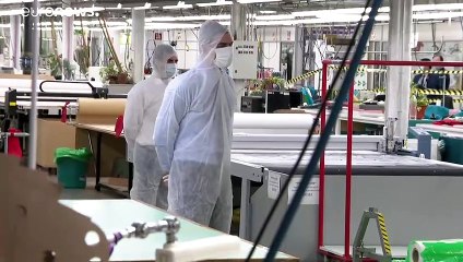 Sánchez visita una fábrica de mascarillas