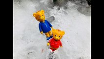 FROZEN ICE Daniel Tiger Neighbourhood Toys CAVE and Waterfall Adventure