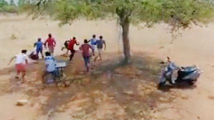 கேரமா ஆடுறீங்க.. ட்ரோன் வைத்து விரட்டிய போலீஸ்.. தெறித்து ஓடிய இளைஞர்கள் - வீடியோ