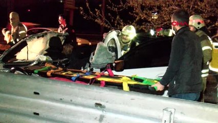 BAŞAKŞEHİR'DE OTOMOBİL BARİYERLERE ÇARPTI: 2'Sİ AĞIR, 3 YARALI