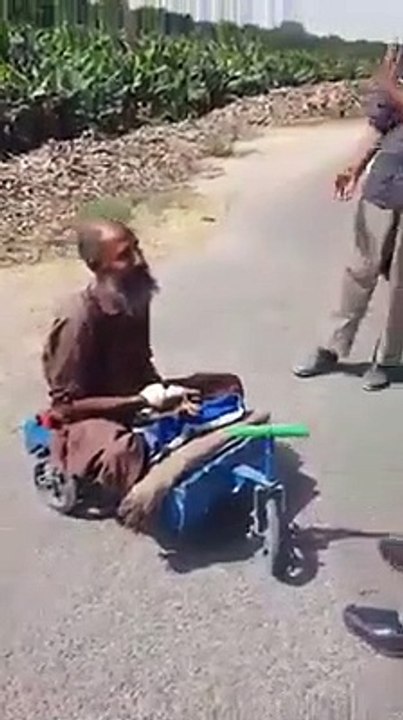 موٽر وي پوليس جي ڪرامت ٻنهي ٽنگن کان معذور شخص هڪ منٽ ۾ اٿي بيهي رهيو ۽ بڃي به ڏيکاريو. فراڊين کان هوشيار