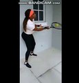 Serena Williams palleggia con la racchetta di Federer (Credit: Instagram)