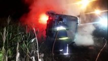 Corpo de Bombeiros combate incêndio em caminhão que havia tombado 7 horas antes no Bairro Universitário