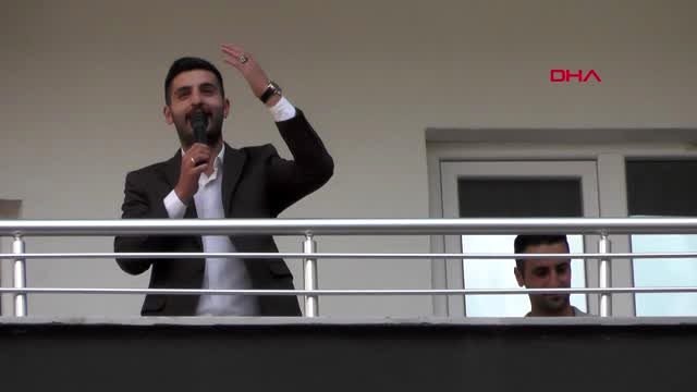 ERZURUM BALKONDAN SİTEDEKİ KOMŞULARINA KONSER VERDİLER