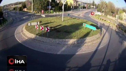 Refüje çarpıp metrelerce uçtan aracın kaza anı kameraya yansıdı
