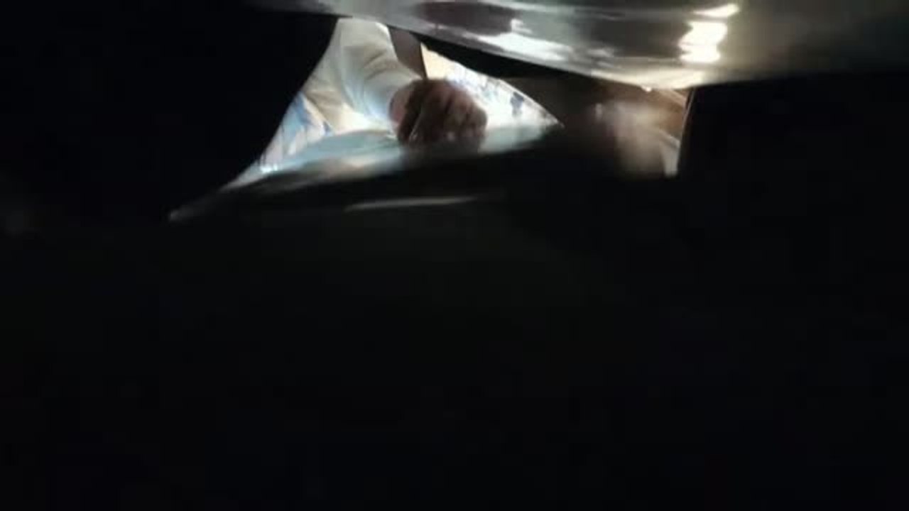 Giulio recorre cada día varios kilómetros para conectarse a Internet y atender a sus clases