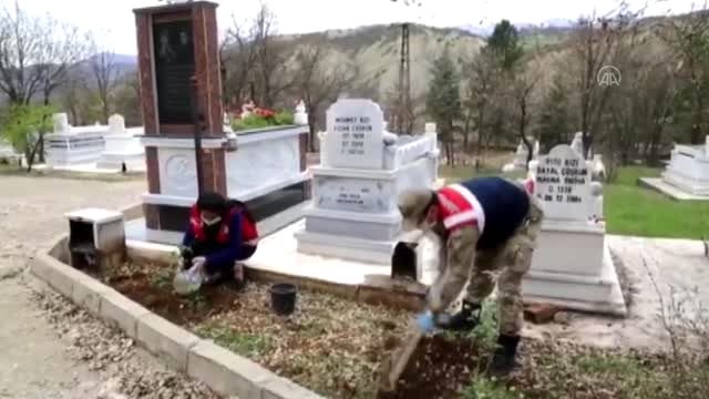 Tunceli'de Vefa Sosyal Destek Grubu'ndan şehitliklere bakım