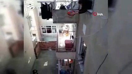Sokağa çıkma yasağı olan çocuklar pencereden top oynadı