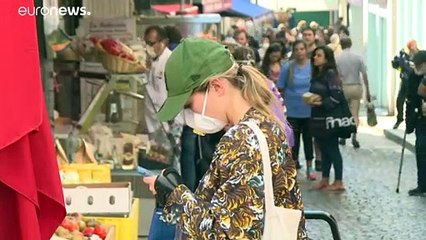 COVID-19: Μια γιατρός διαδηλώνει στο Λονδίνο - Ώρα αποφάσεων στην Ευρώπη