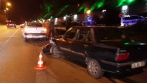 293 promil alkollü sürücü kırmızı ışıkta bekleyen sivil polis aracına çarptı: 1 yaralı
