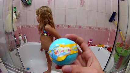 João Paulo de Carvalho Lofiego Mostrando a Lol Surprise - Corante Divertido na Hora do Banho