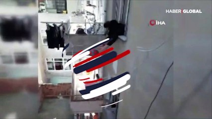 Sokağa çıkamayınca camdan cama top oynadılar