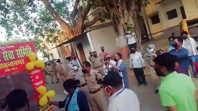 इटावा: गणेश सेवा समिति ने जसवंत नगर थाने पर लगाया सैनिटाइजर टनल