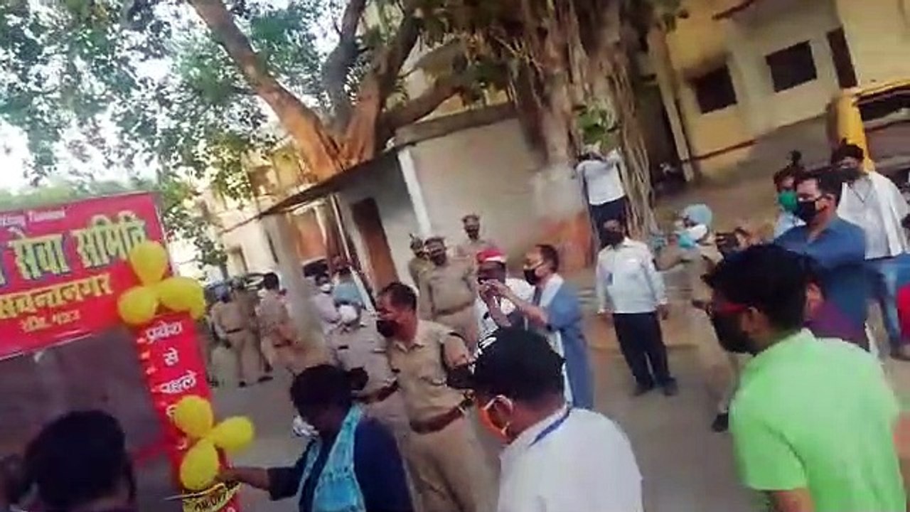 इटावा: गणेश सेवा समिति ने जसवंत नगर थाने पर लगाया सैनिटाइजर टनल