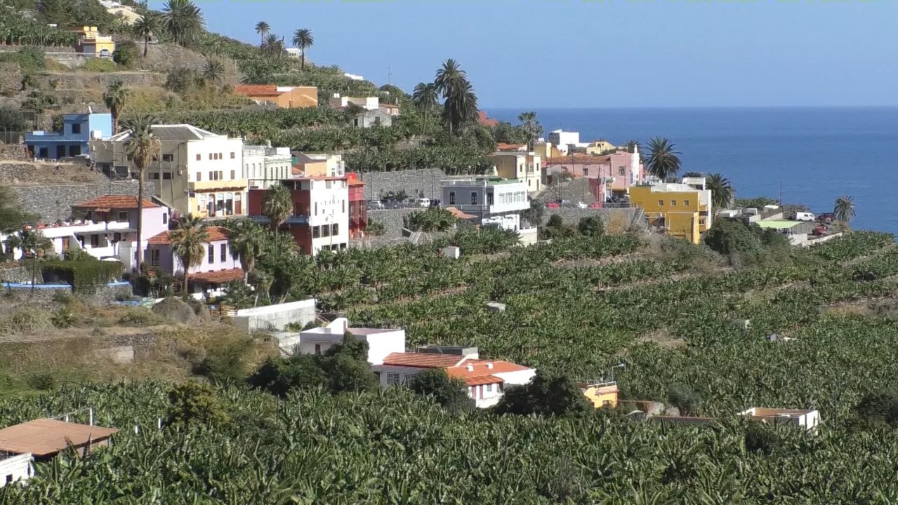 Las calles de Hermigua (Santa Cruz de Tenerife) permanecen vacías
