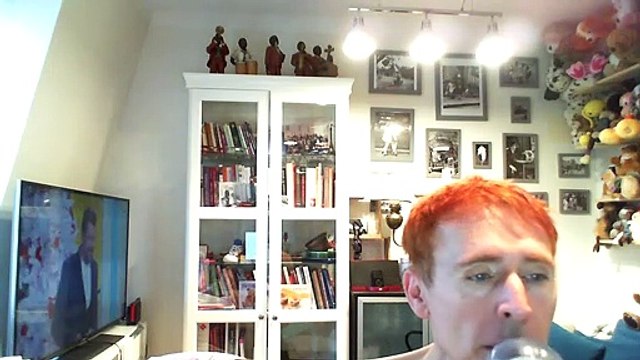 Wiwi égratigne swinging on a star