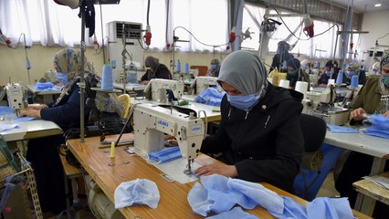 صناعة الكمامات الواقية من كورونا.. مصدر دخل للنساء في العراق