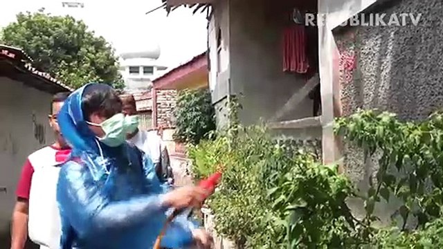 Petugas medis melakukan simulasi penanganan pasien terjangkit virus Corona.