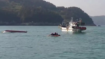 선박 충돌로 낚싯배 전복...6명 구조 / YTN