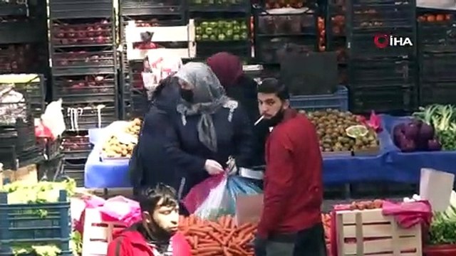 Sokağa çıkma yasağı öncesinde vatandaşlar semt pazarına akın etti, sosyal mesafe kuralı yok sayıldı