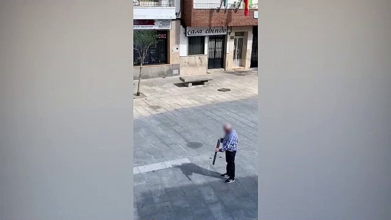 Un vecino de Malpartida, Cáceres, sale a la Plaza Mayor y realiza varios disparos al aire con una escopeta