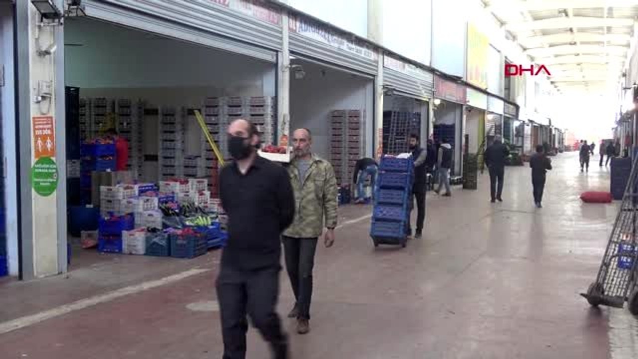 İzmir Meyve ve Sebze Hali'nde ürünler tüketiciy...