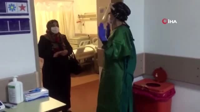 Sakarya'da korona virüsü yenen vatandaşlar alkışlarla taburcu edildi