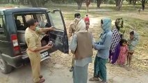 बाराबंकी: जिले की पुलिस भी कर रही है असहाय लोगों की मदद