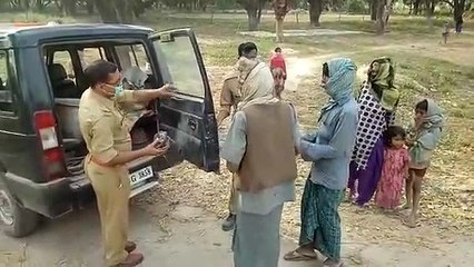 बाराबंकी: जिले की पुलिस भी कर रही है असहाय लोगों की मदद