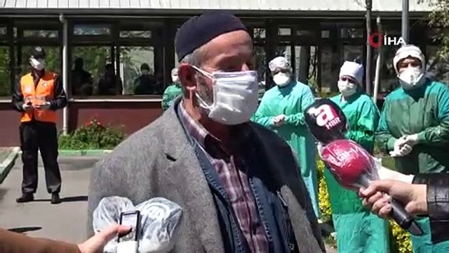 Bursa'da Koronavirüs'ü yenen hemşire alkışlarla taburcu oldu